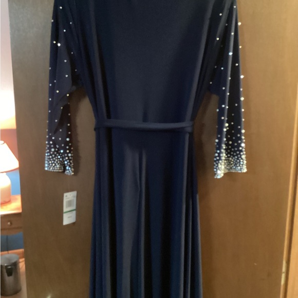 Women’s dress - Picture 2 of 3